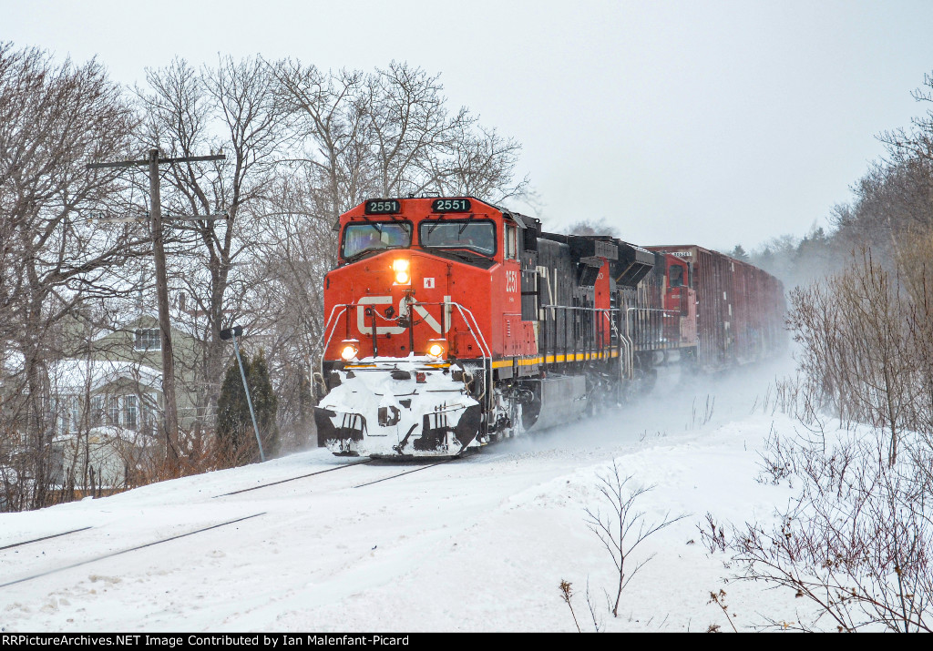 CN 2551 leads 403 at Rue De La Gare